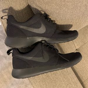 Nike blk on blk trainer workout shoes like new